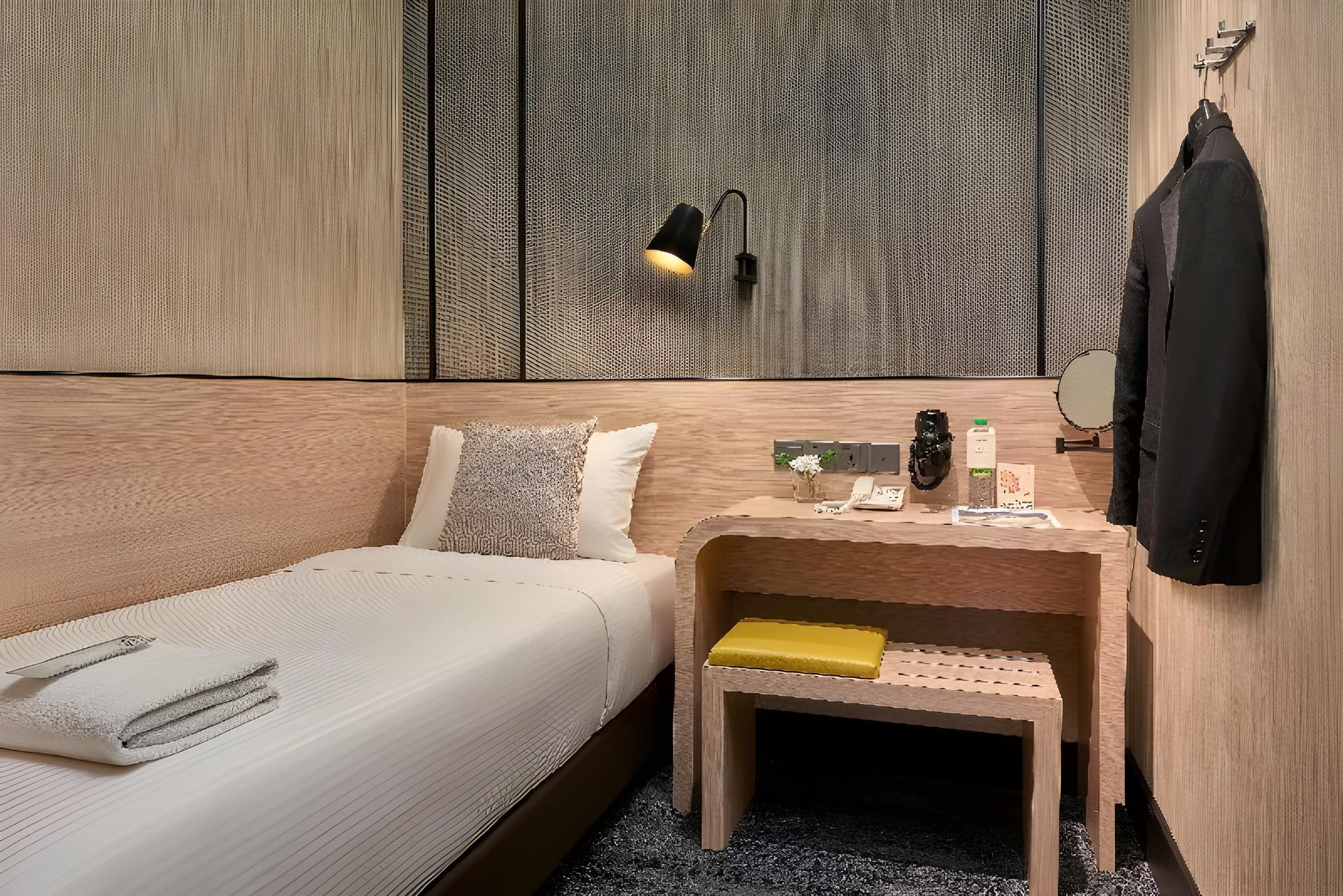 Solo, Single, Shared Bathroom