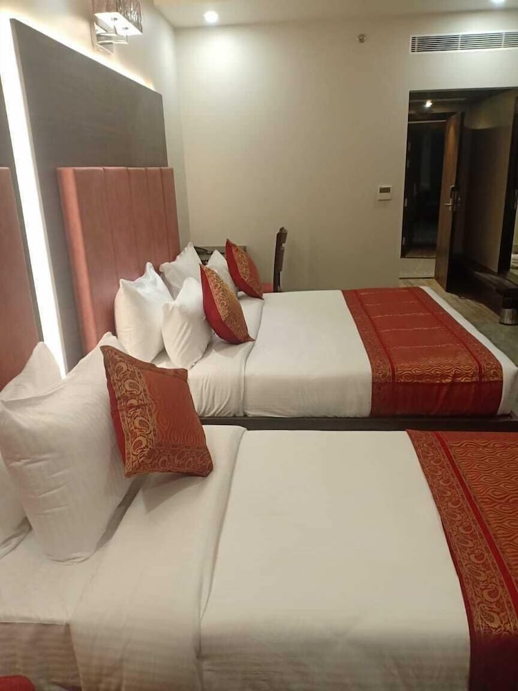 غرفة عائلية رباعية بسرير كينج وسرير فردي، Hotel Abhinav International 2/2