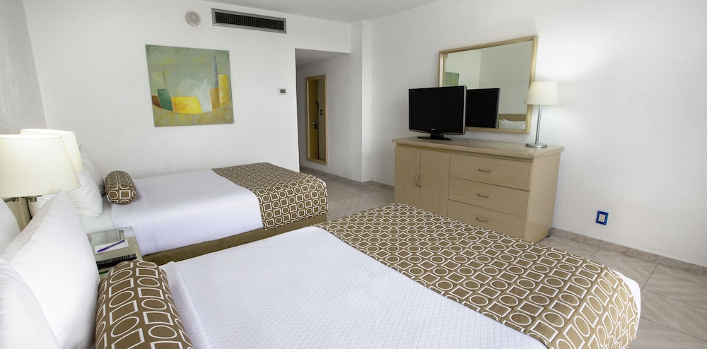 Standard, 2 Double Beds, Partial Ocean View, Balcony, HS Hotsson Smart Acapulco 10/10