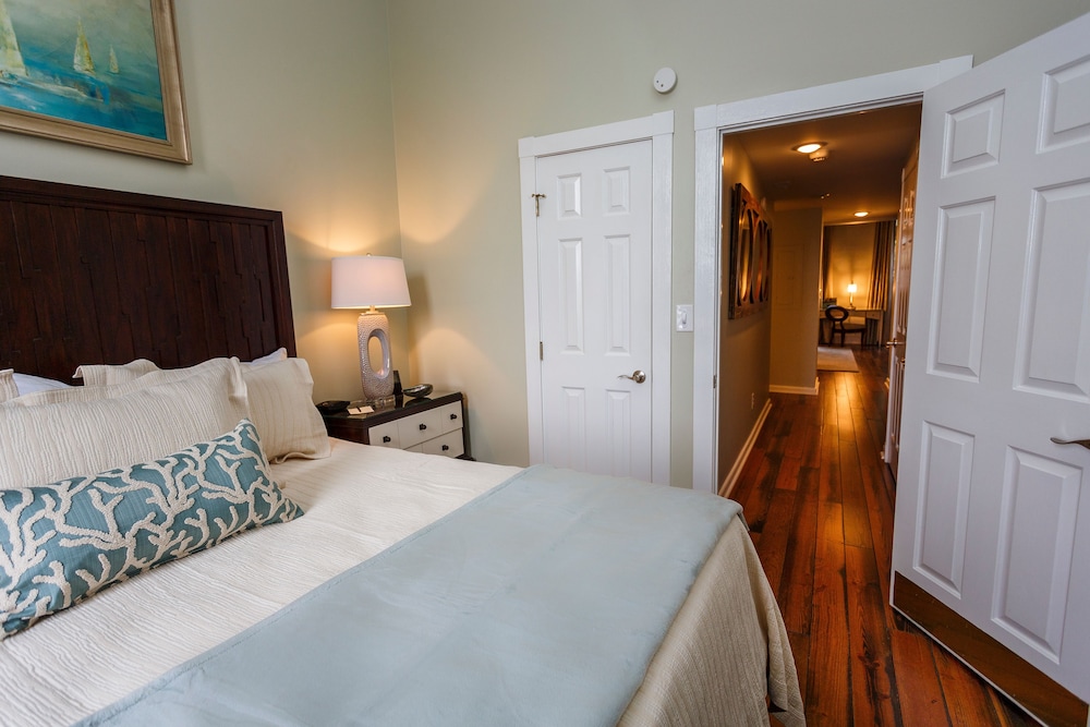 MULTIPLE BEDROOMS, SUITE, RIVER VIEW, STAIR ACCESS ONLY