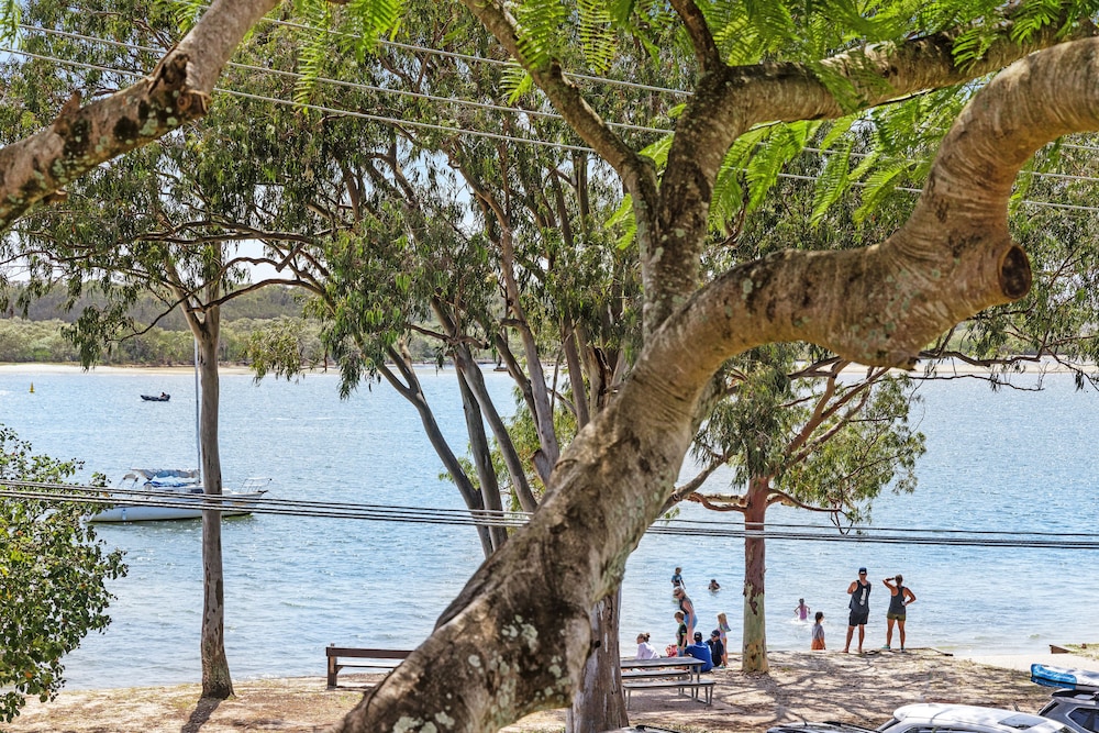 NOOSA OUTRIGGER BEACH RESORT 70/73