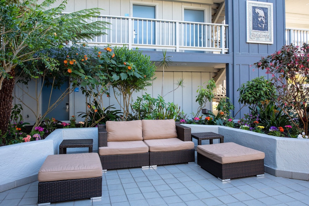 Holiday Inn Express Monterey Cannery Row 3/66