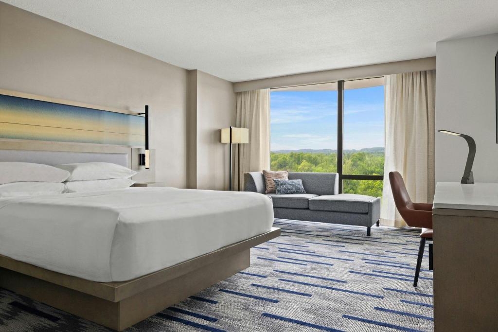 غرفة بسرير كينج مع دخول صالة النادي، Saddle Brook Marriott 2/6