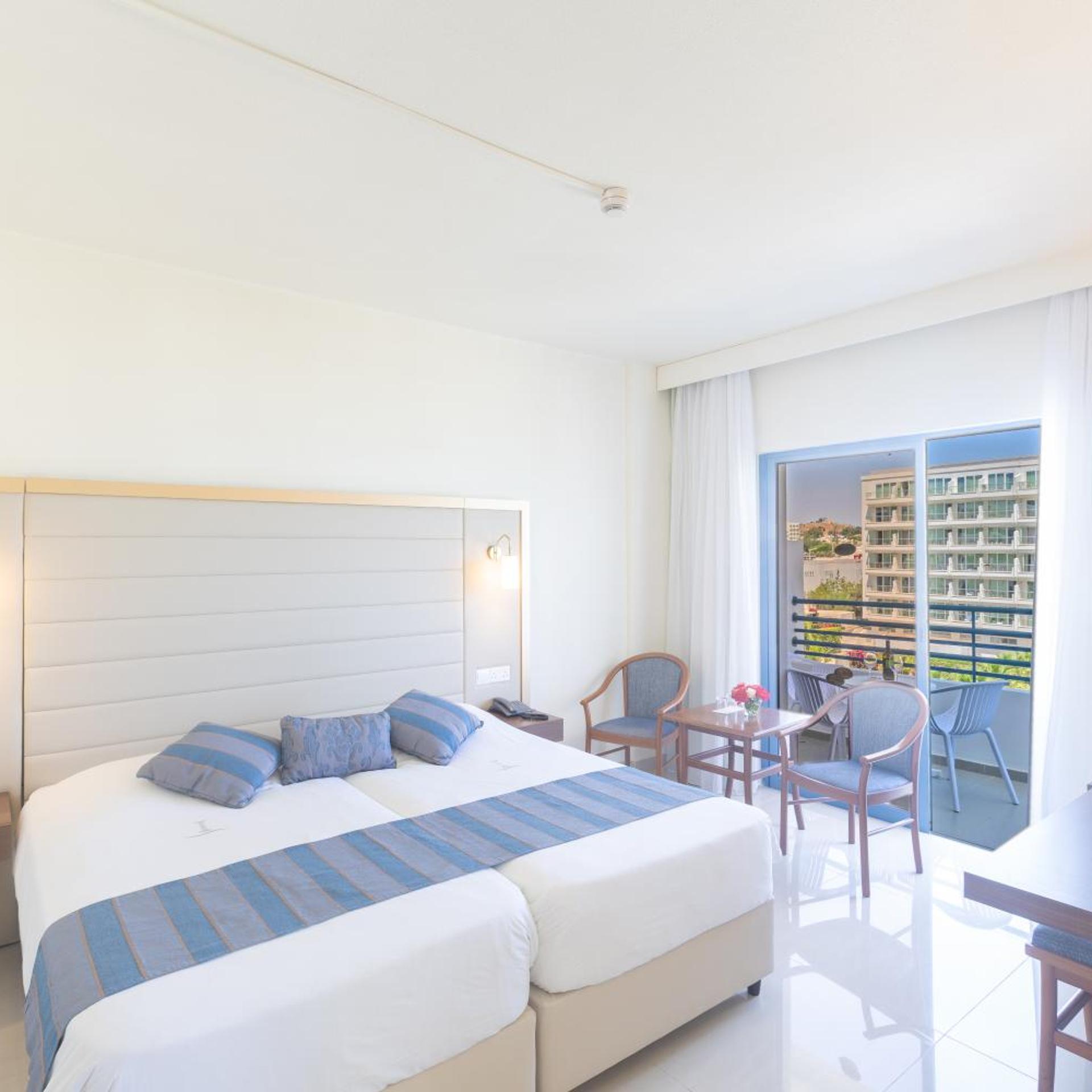Standard, Double or Twin Bed, Lateral Side Sea View