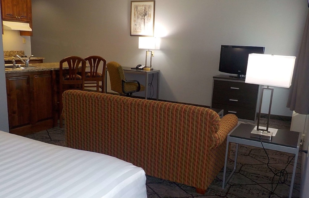 SureStay Plus Hotel by Best Western Warner Robins AFB 14/33