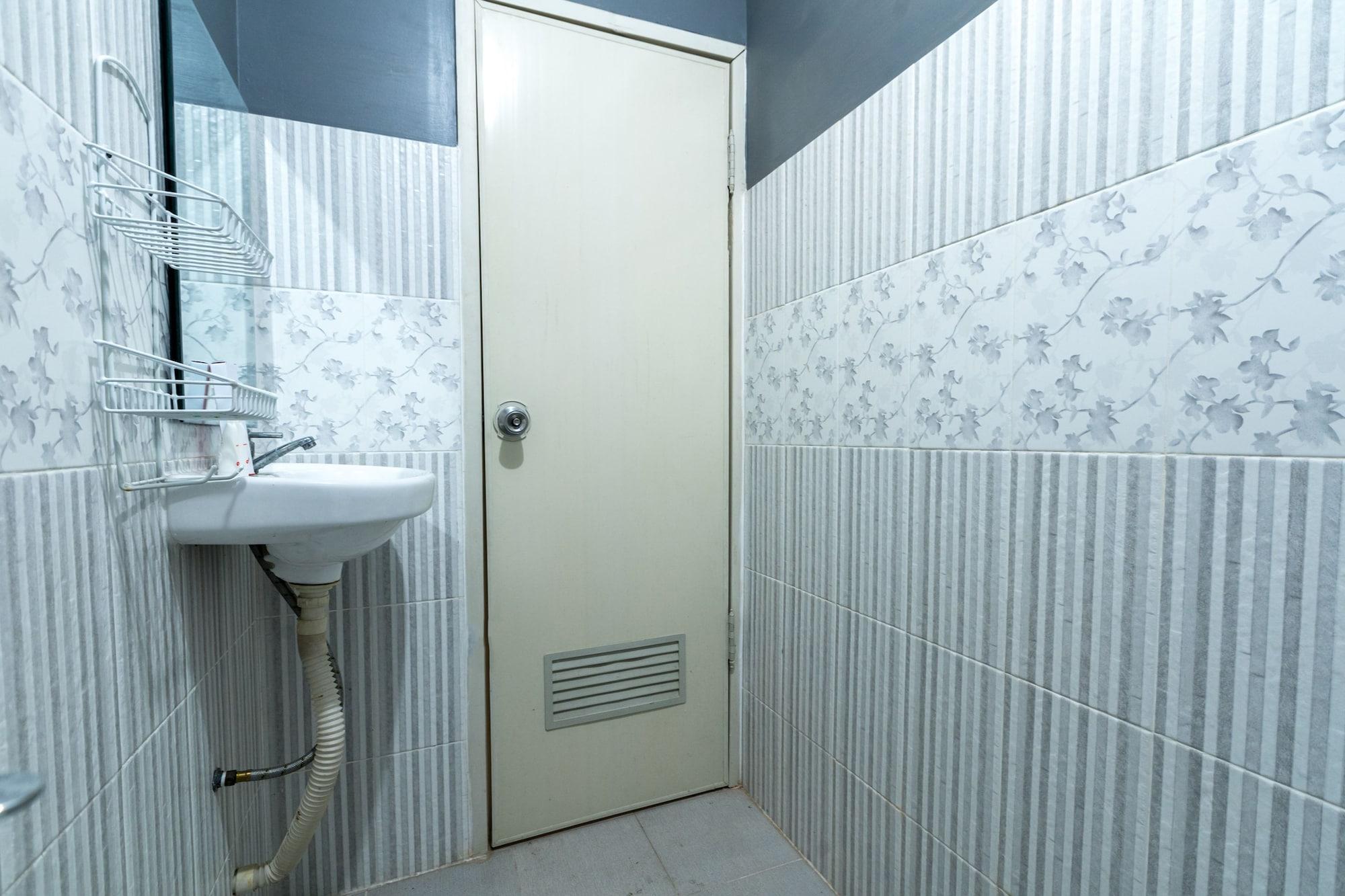 OYO 1421 Kasmaran Guest House Syariah 32/32