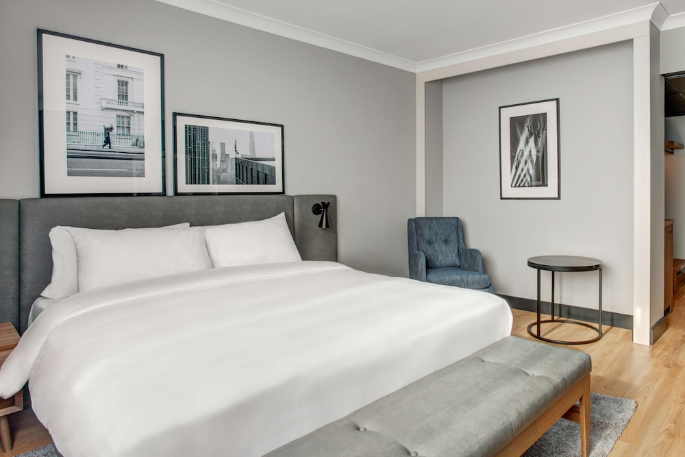 Superior, King Bed, Airport View