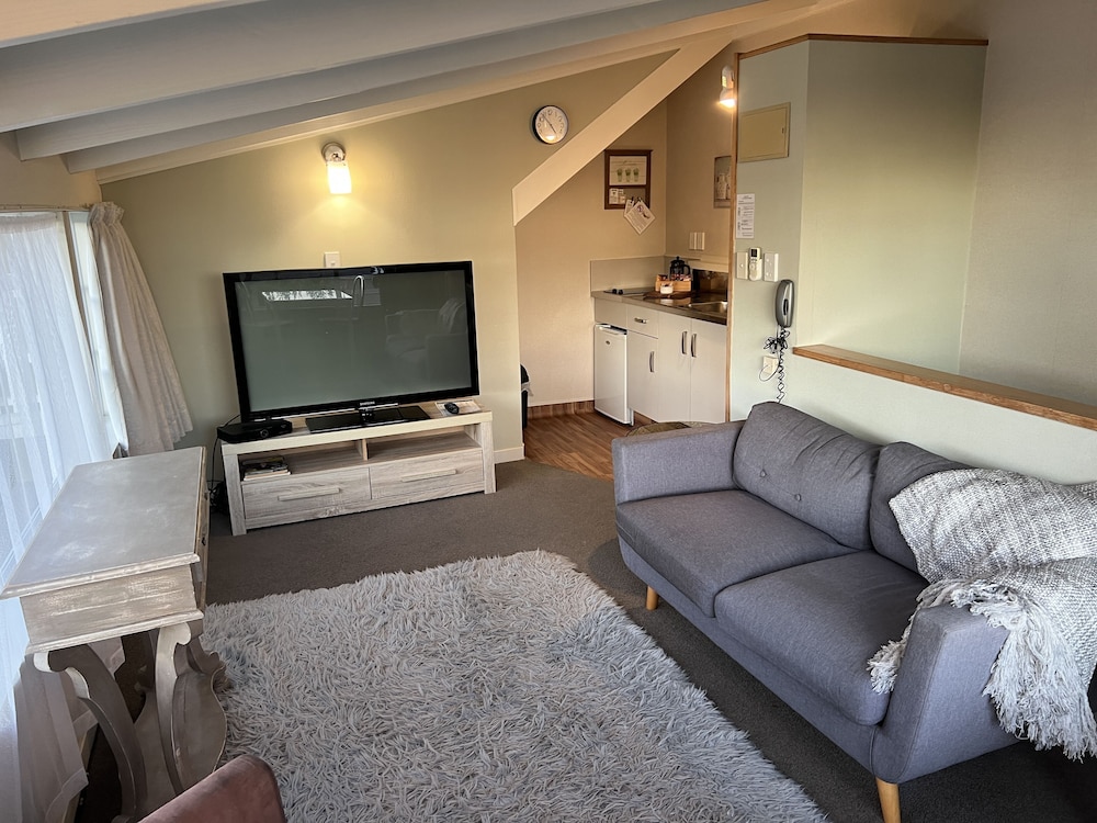 Cottage Mews Motel 45/72