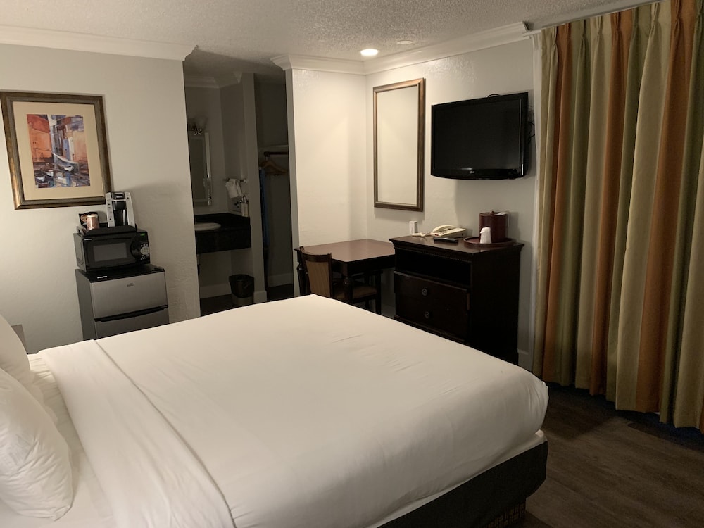 غرفة بسرير كينج، Stargazer Inn And Suites 6/15