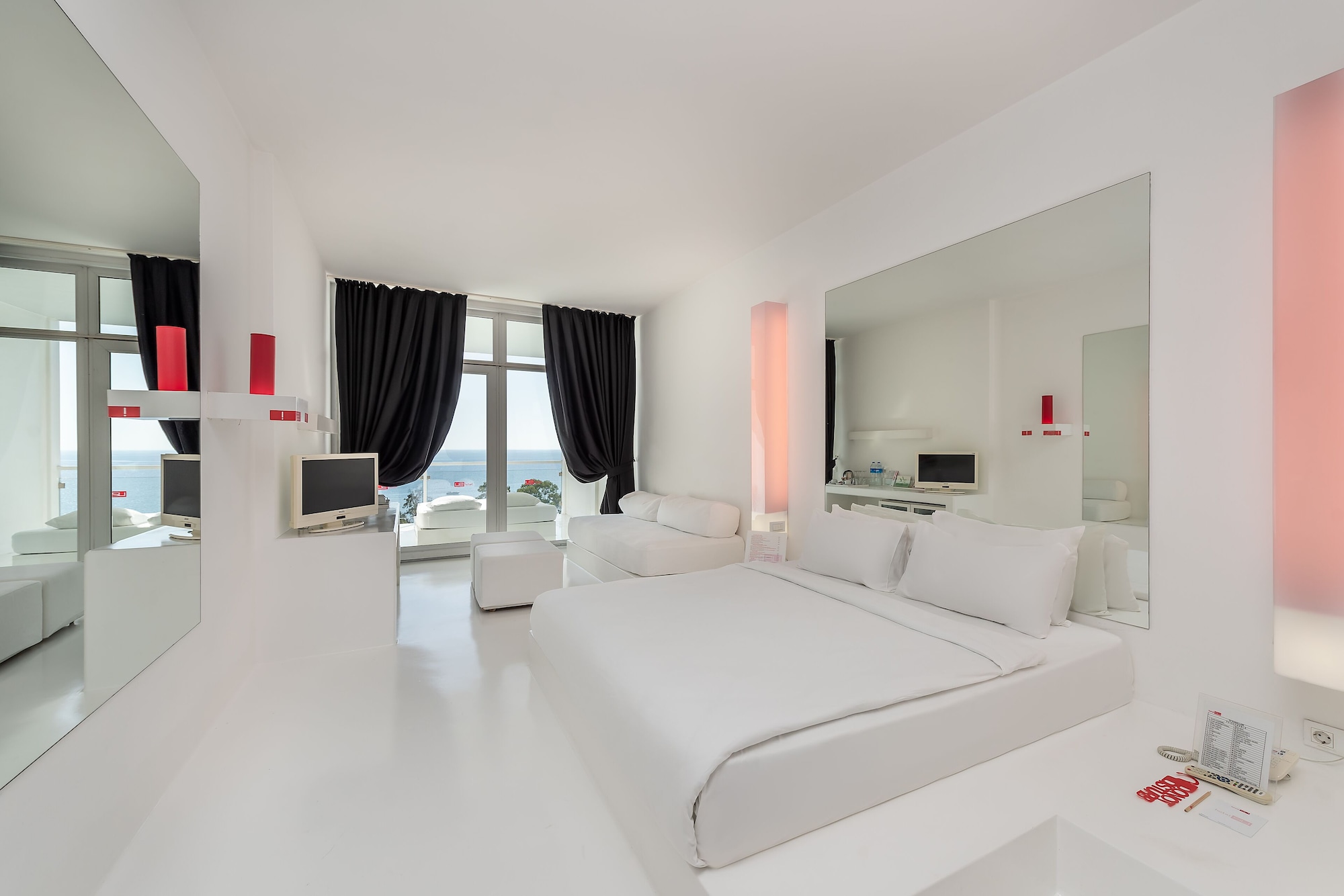DELUXE SEA VIEW