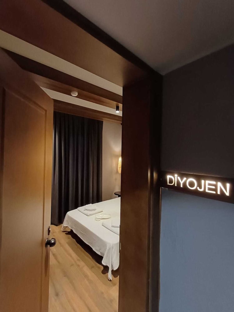 Elia Otel 10/32