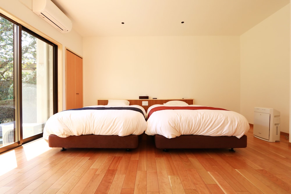 Solo, Twin Beds