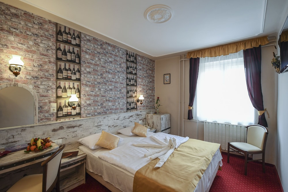 Hotel Korona Eger 49/66