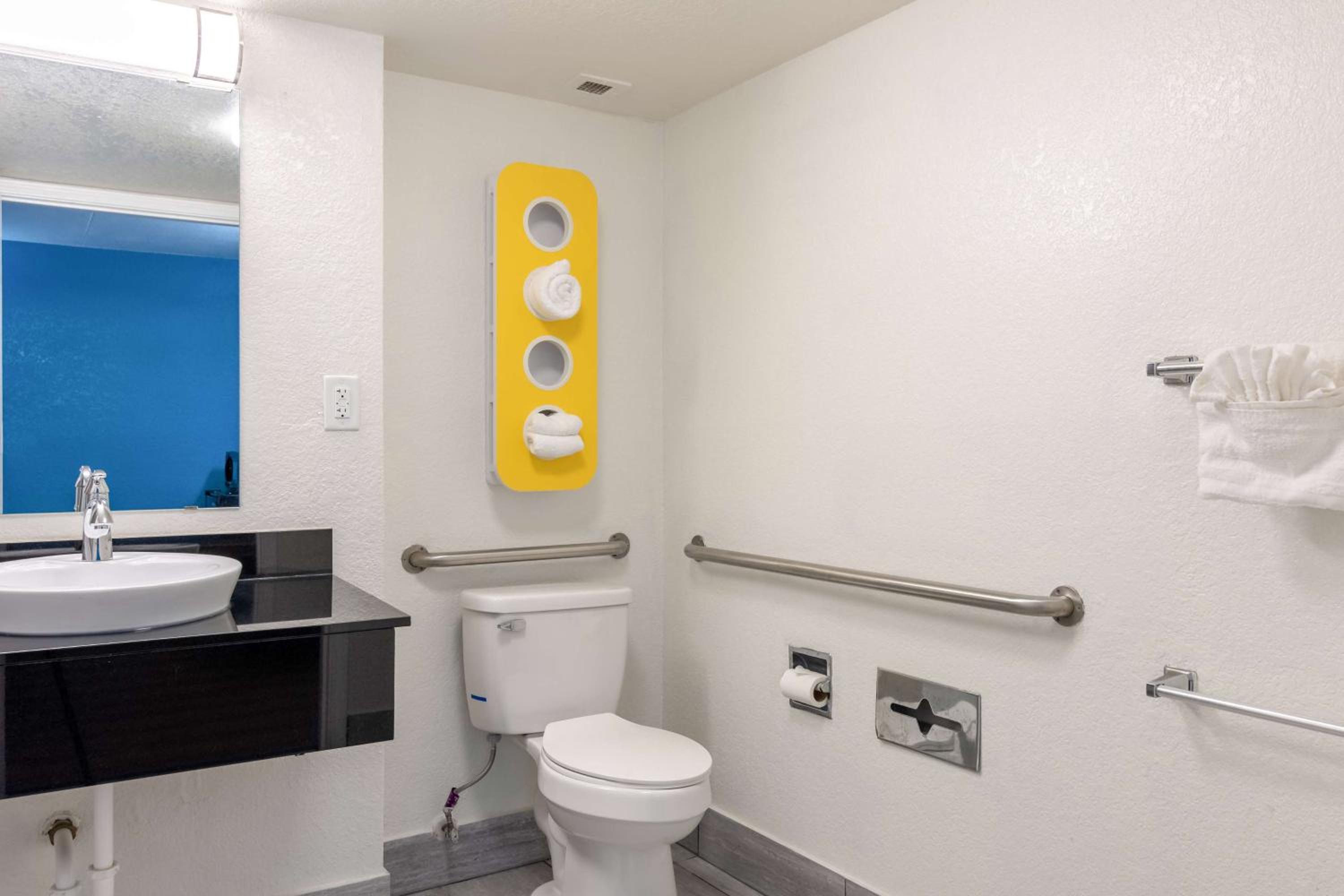 1 King Bed - Mobility Acc Tub Smk Micfridge، Motel6 North Little Rock, AR - McCain 8/8