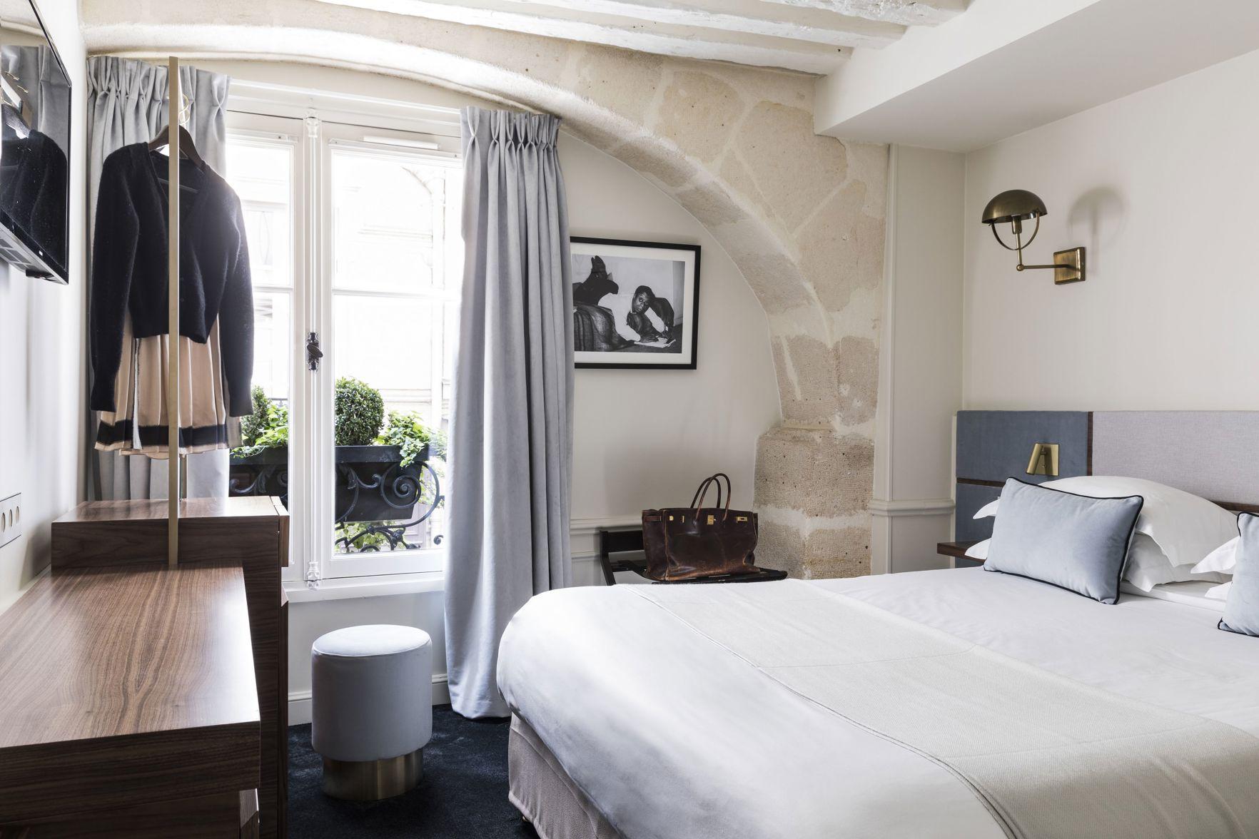 Club, Queen Bed