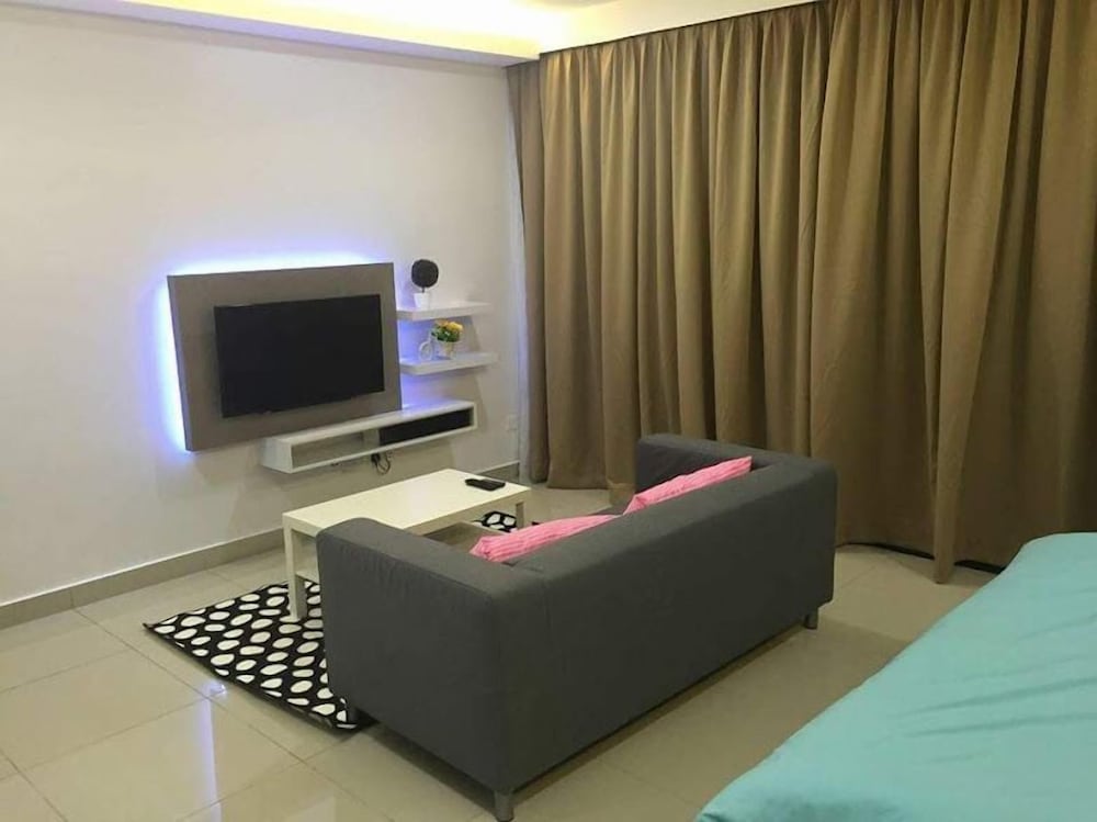 Dehouz – Trefoil Setia Alam Homestay 41/50