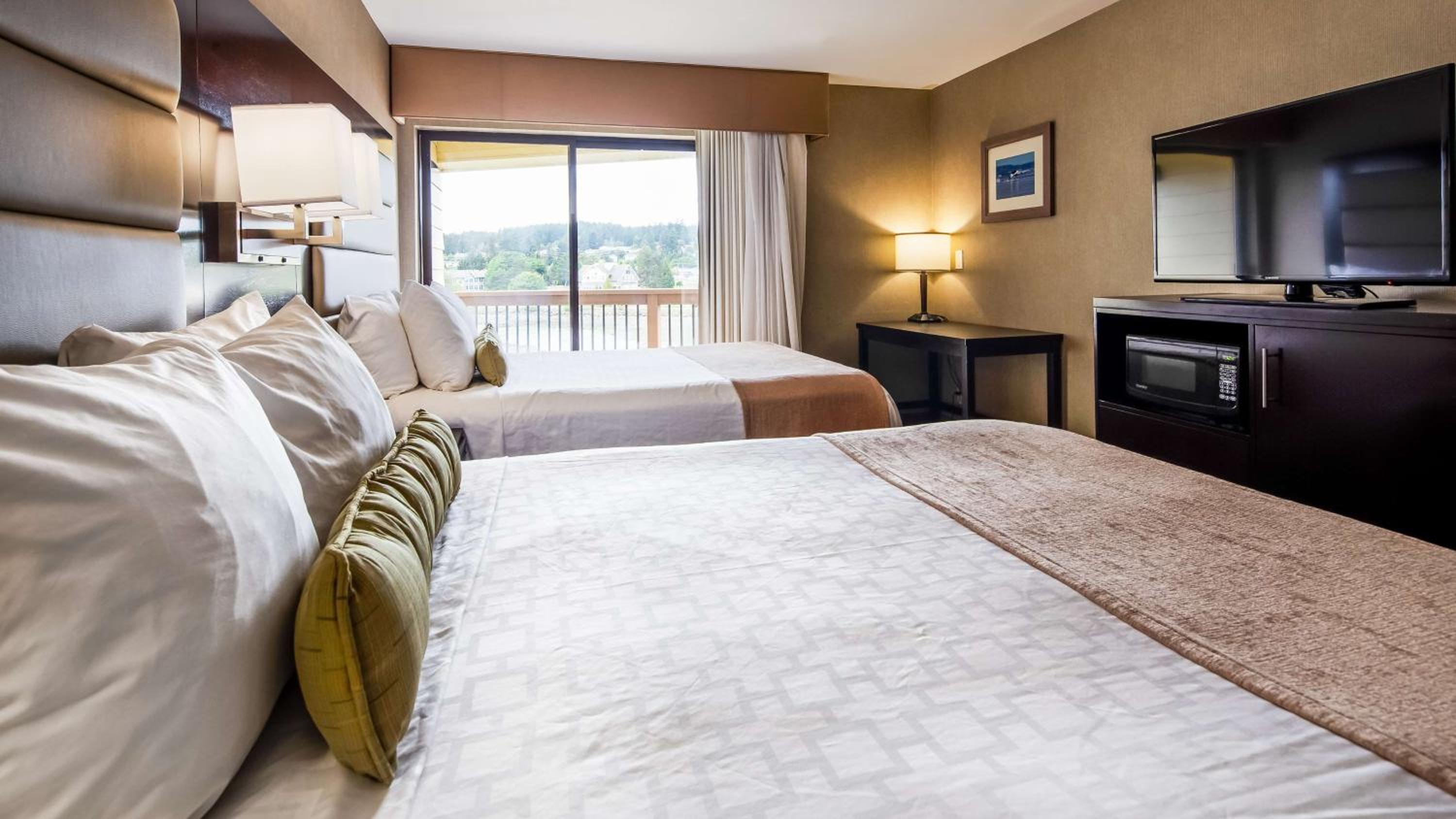 Deluxe, 2 Queen Beds, Water View, Pet Friendly