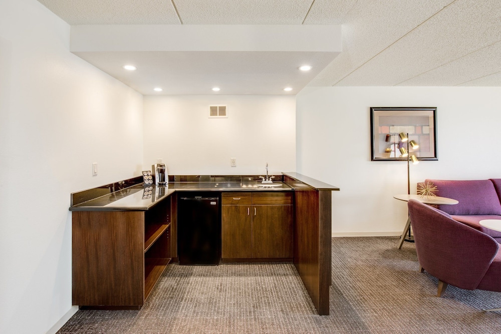 CROWNE PLAZA MILWAUKEE AIRPORT 57/81
