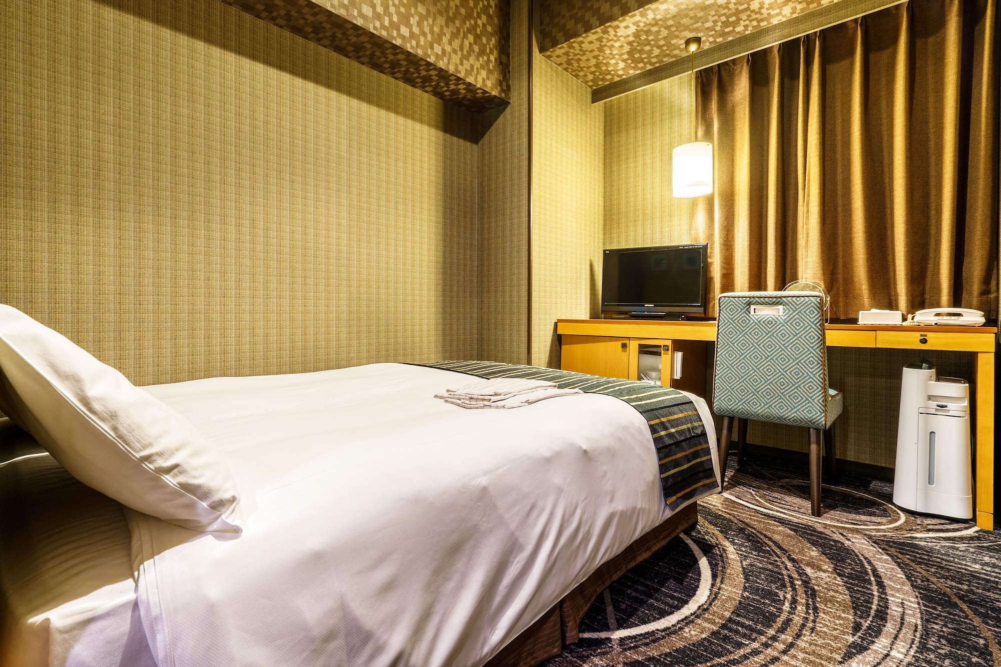 ROOM, SINGLE