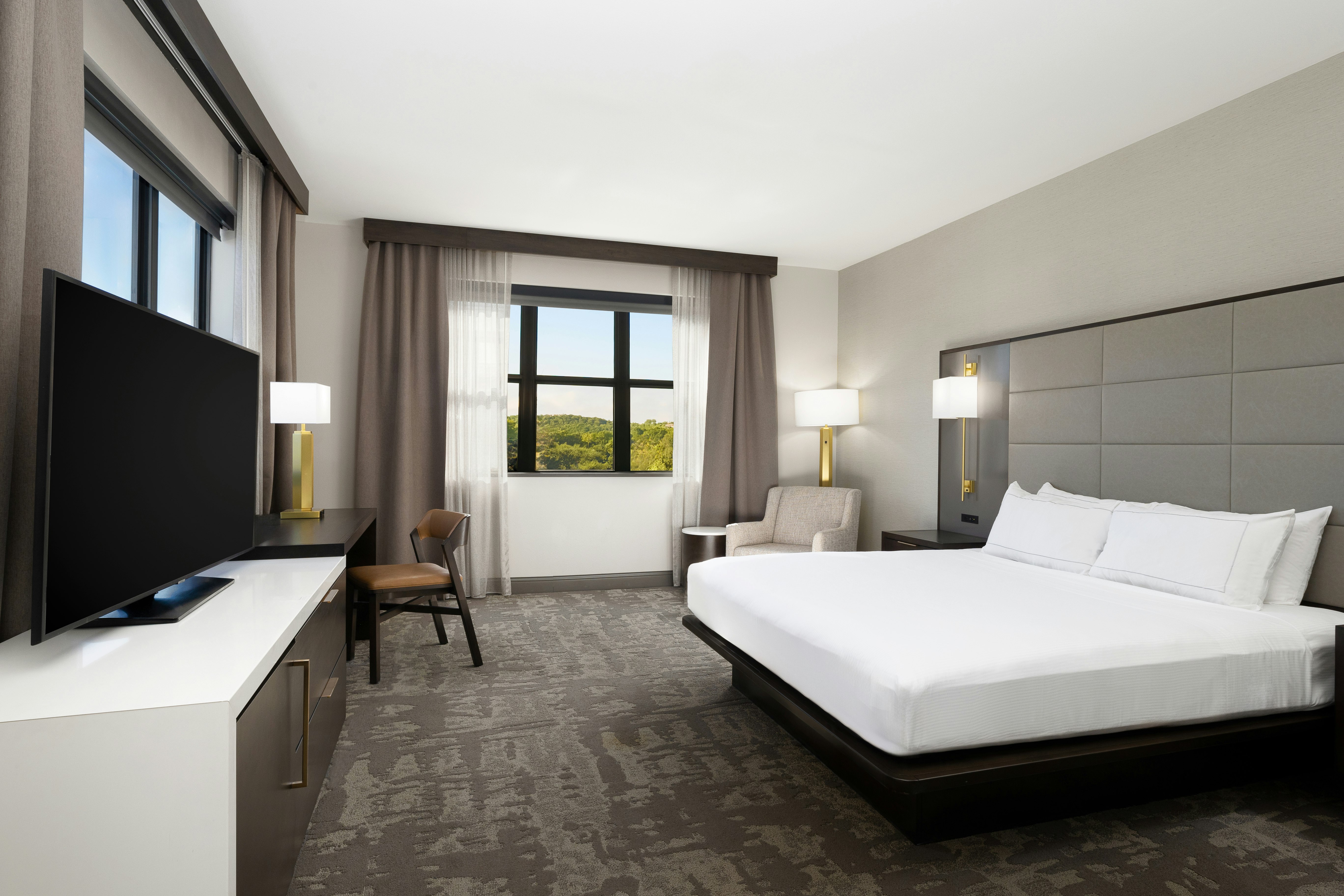 DELUXE, KING BED, ACCESSIBLE