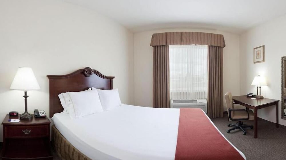 Holiday Inn Express and Suites Woodward Hwy 270 13/46