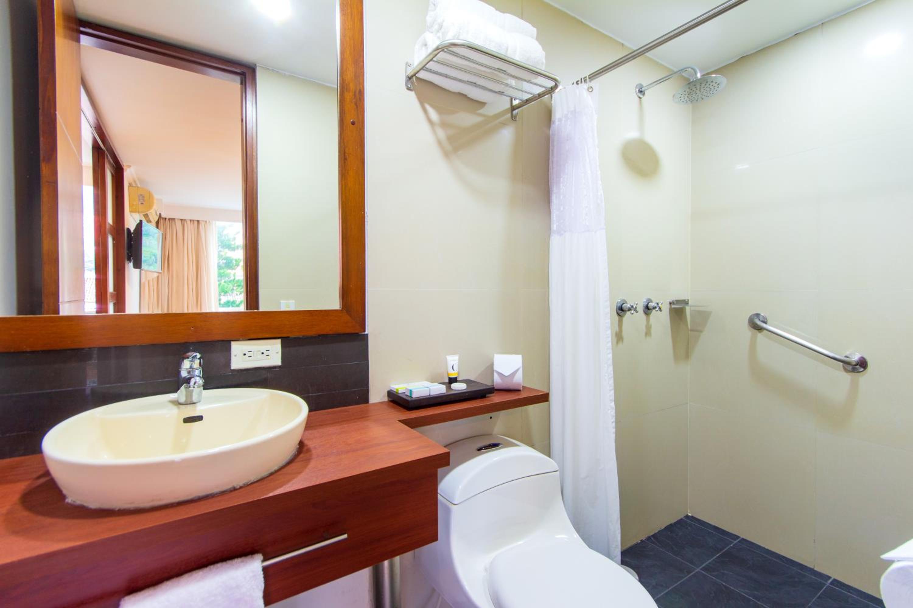 غرفة بسرير كوين وسرير فردي مع سرير إضافي، The Morgana Poblado Suites Hotel 6/6