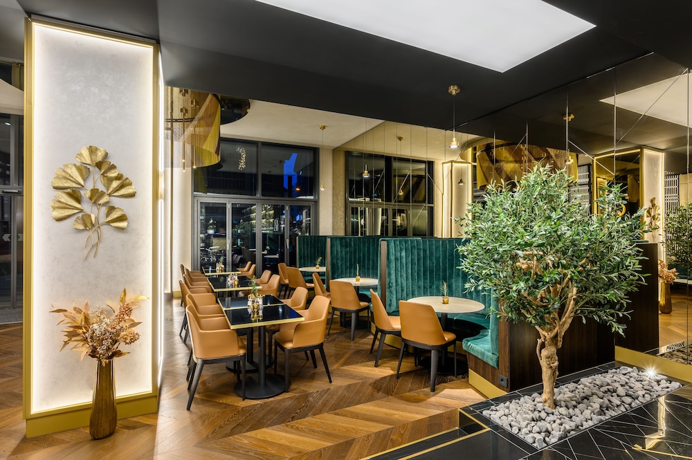 Hotel Emerald & Suites 44/56