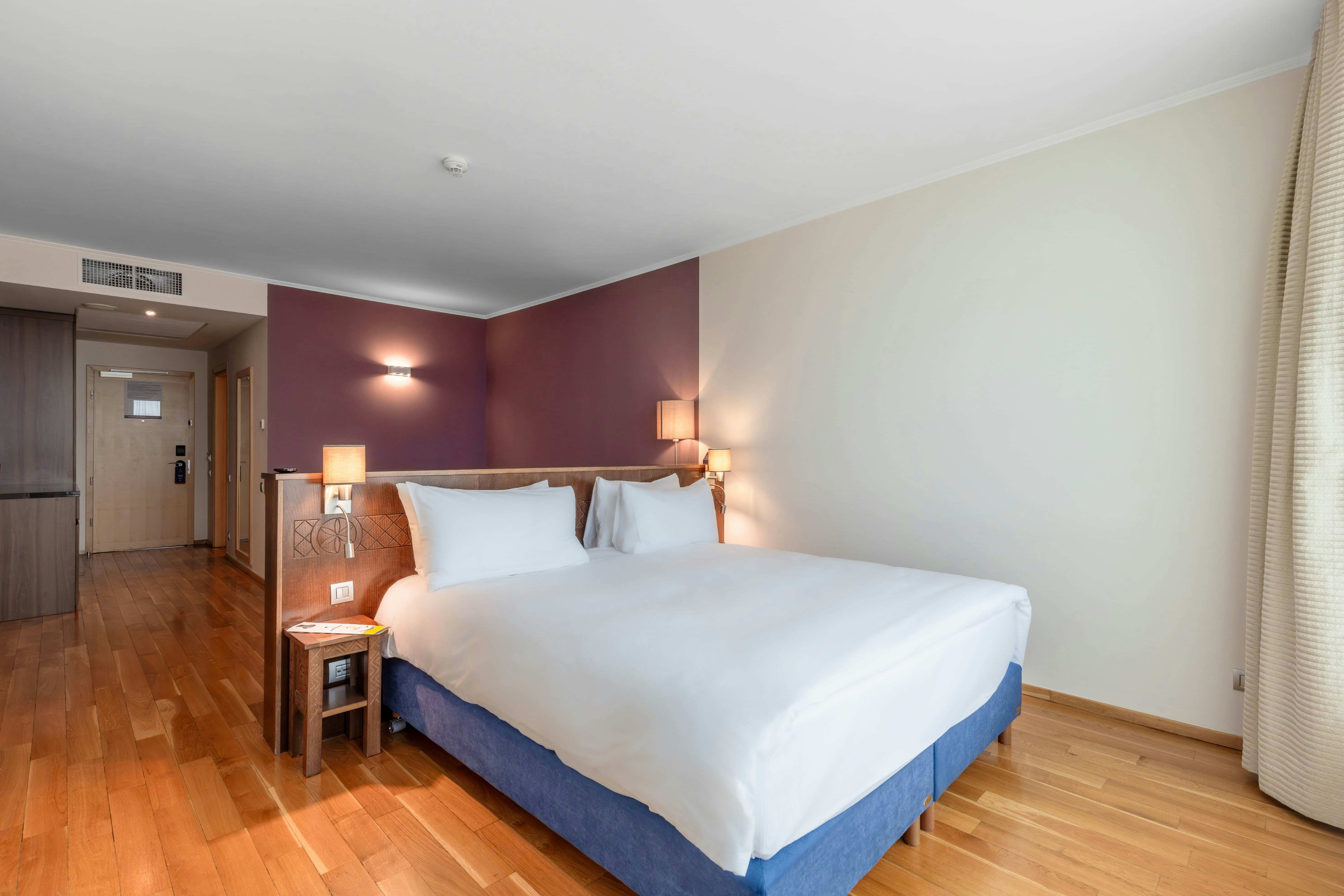 DELUXE, KING BED