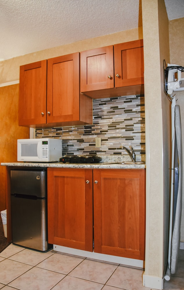 Stony Plain Inn & Suites 4/44