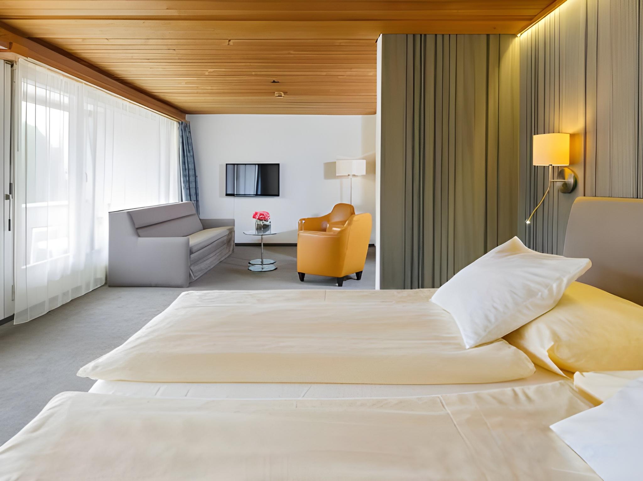 ROOM, LARGE