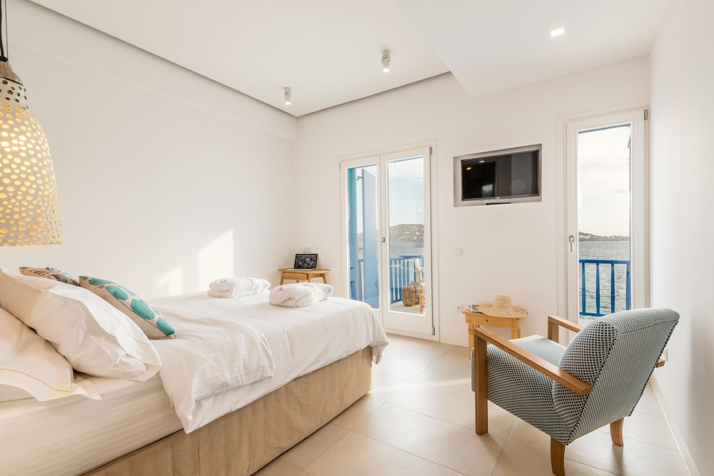 Bluetopia Suites 7/42