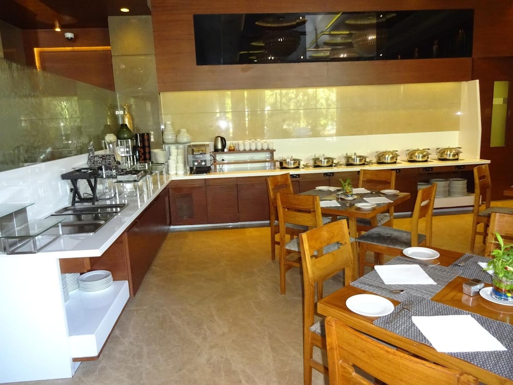 Hotel Cosmopolitan Ahmedabad 50/62