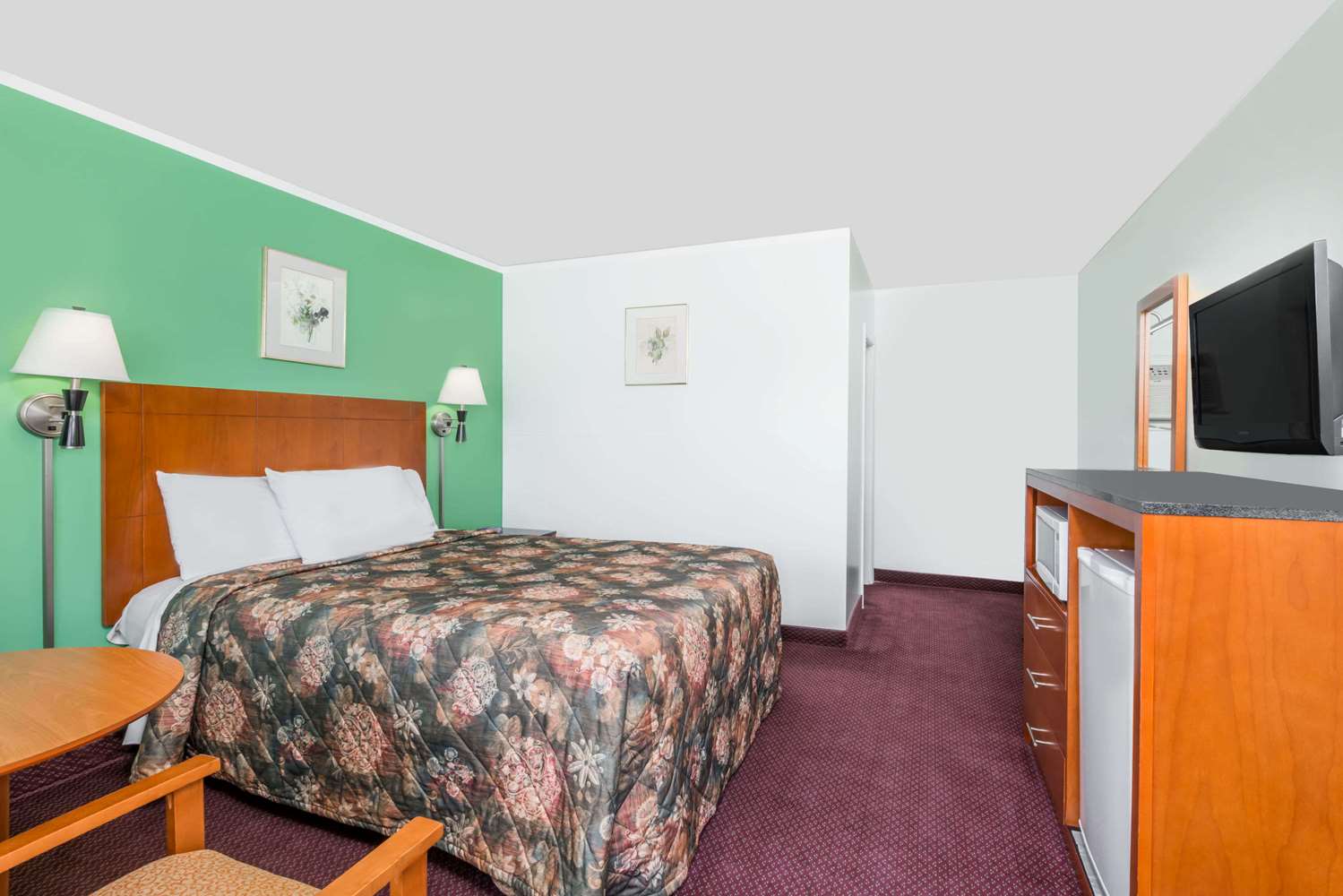 غرفة قياسية بسرير كوين، Knights Inn Arnprior 3/4