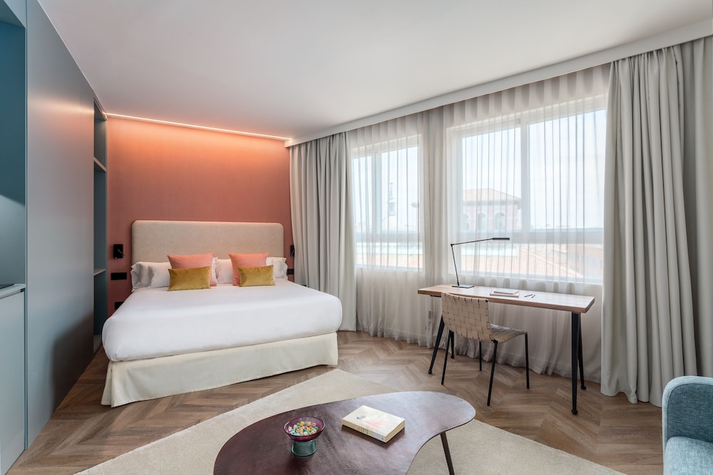 1 BEDROOM, LUXURY