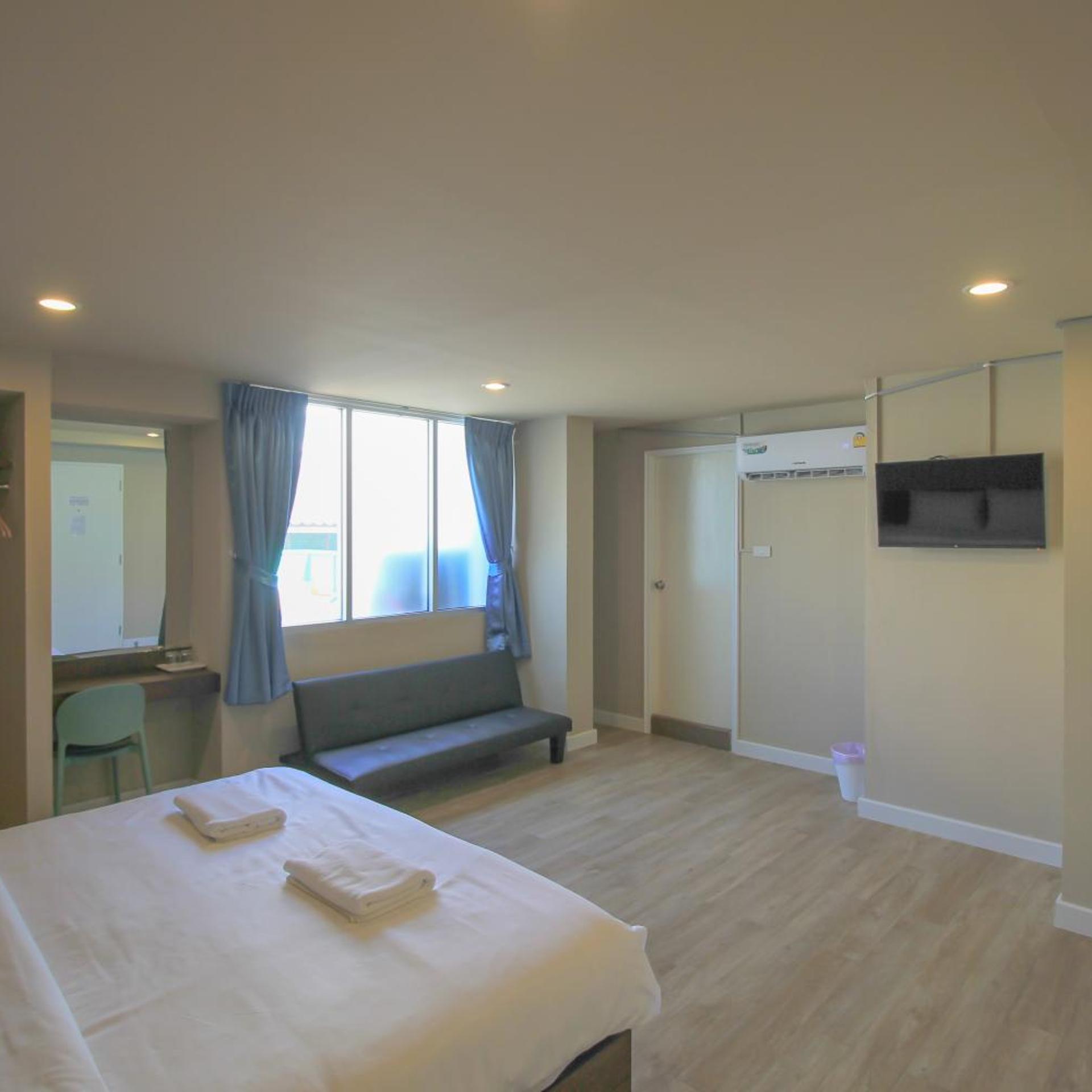 The Sea Bangsaen Hotel 25/48