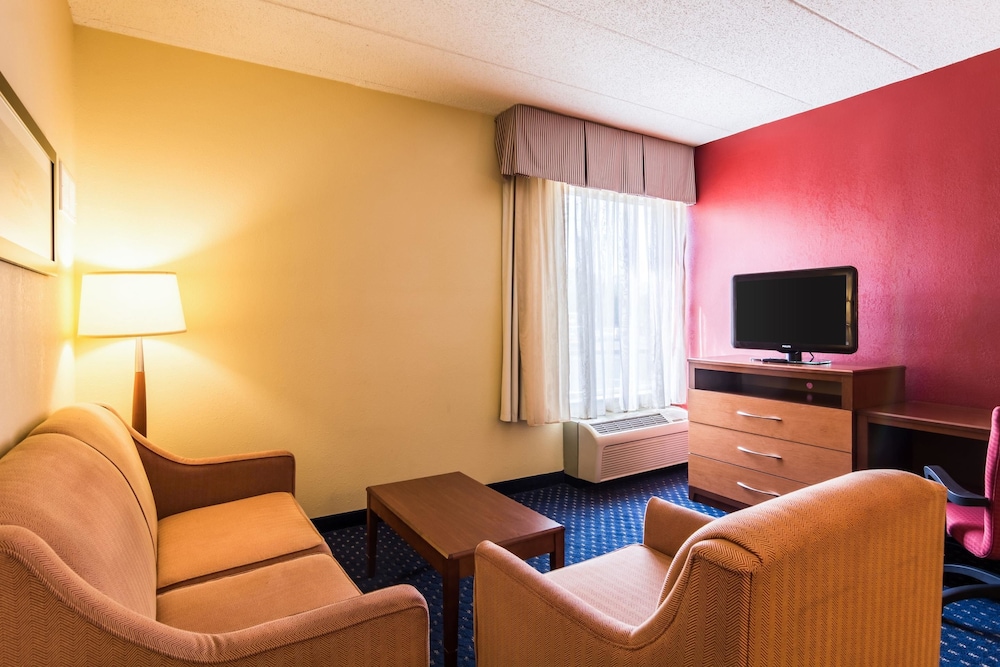 Fairfield by Marriott Inn & Suites Clinton 21/43