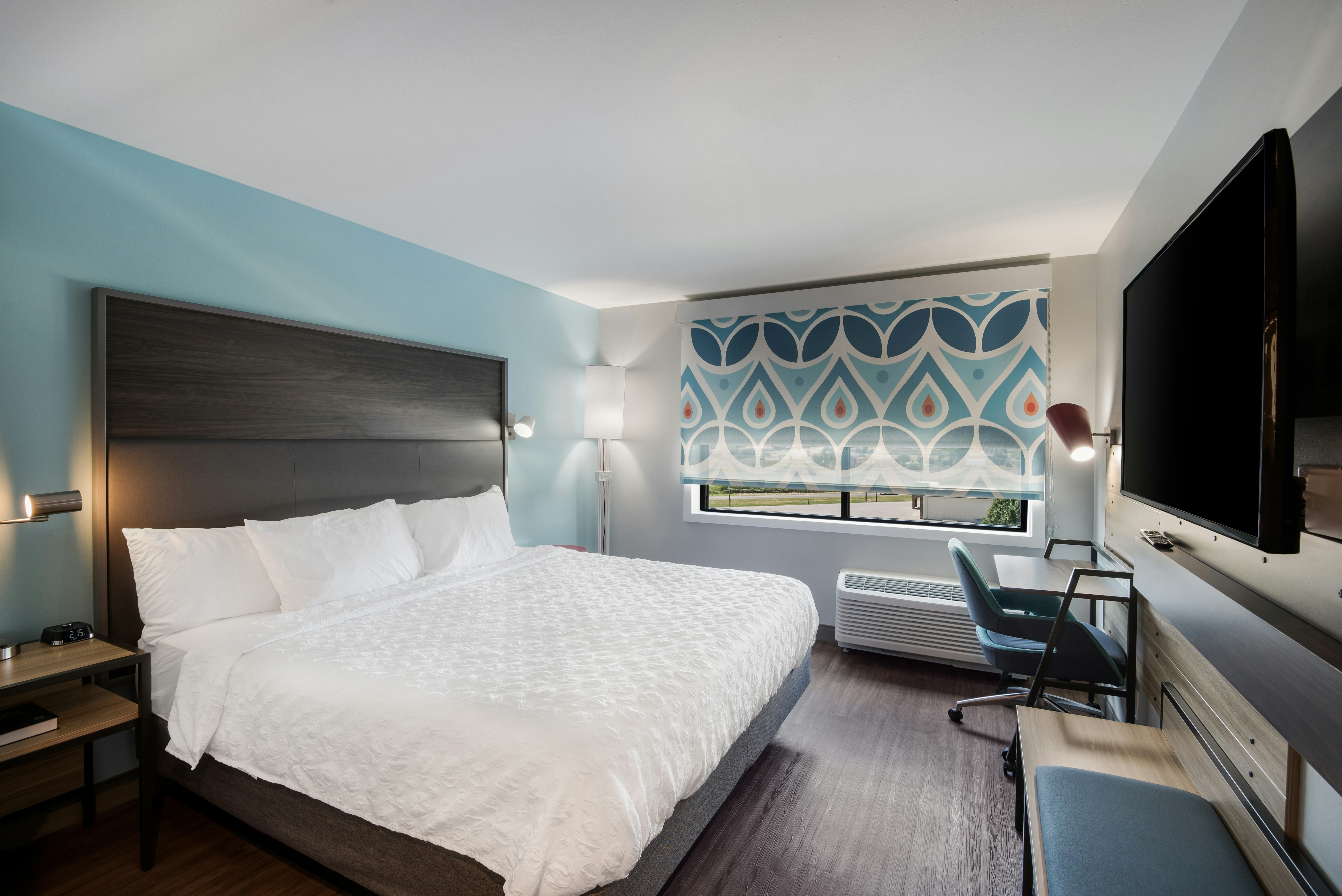 Room, King Bed, Tru by Hilton Warsaw 2/4
