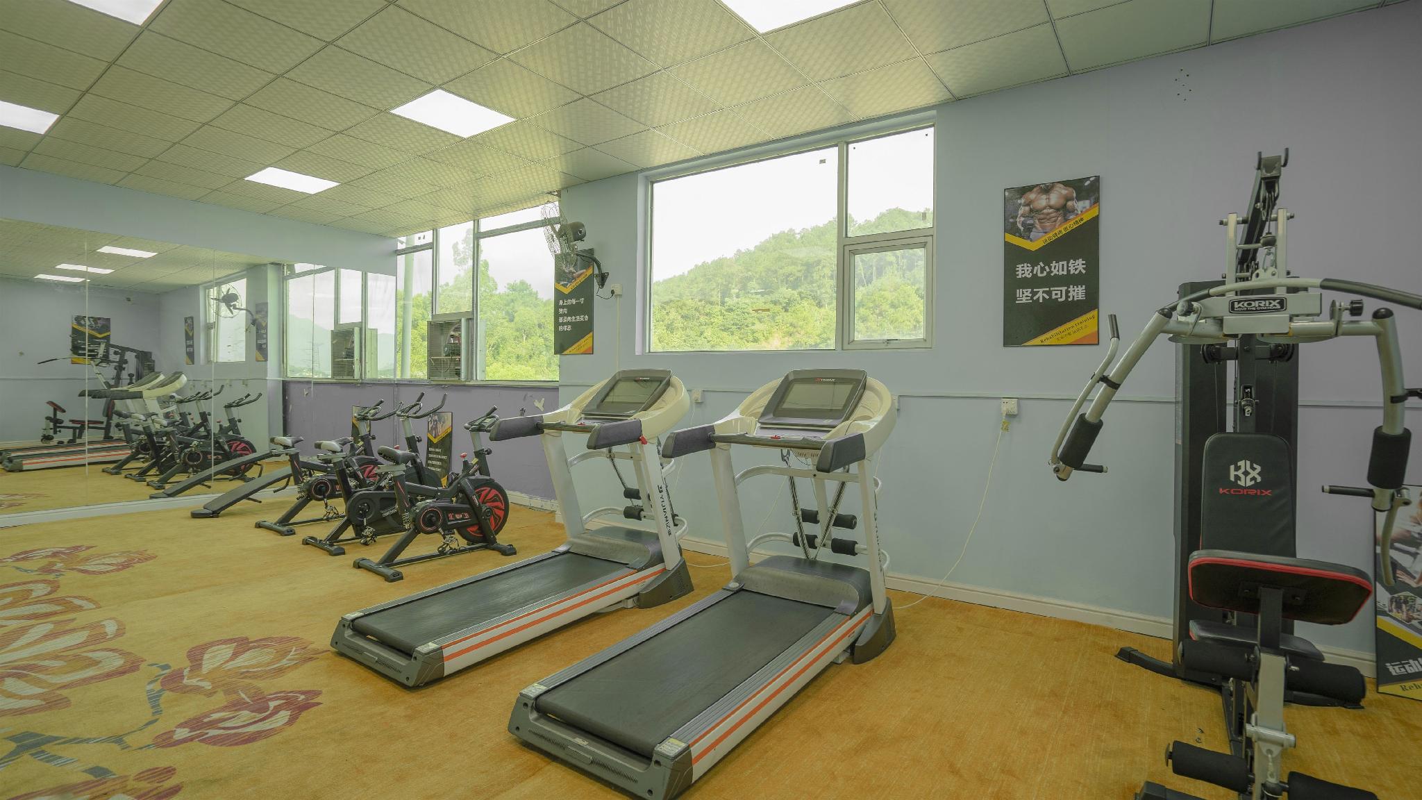 Vienna Hotel (Huizhoushi Lilin North Station) 38/58