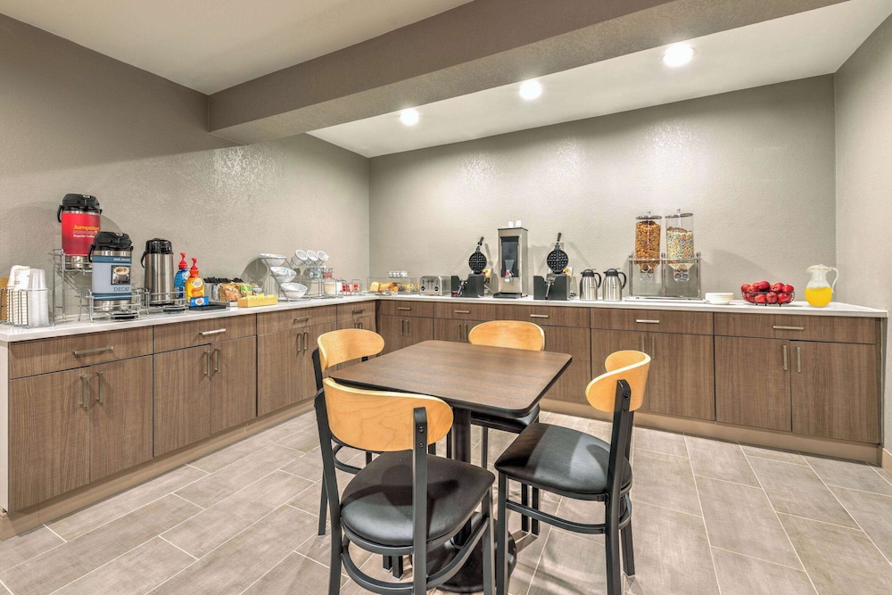 Hawthorn Extended Stay by Wyndham Bedford / Dallas 35/49