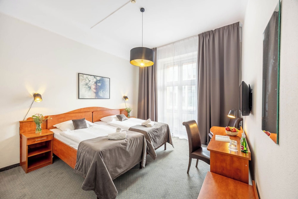 ROOM, QUADRUPLE