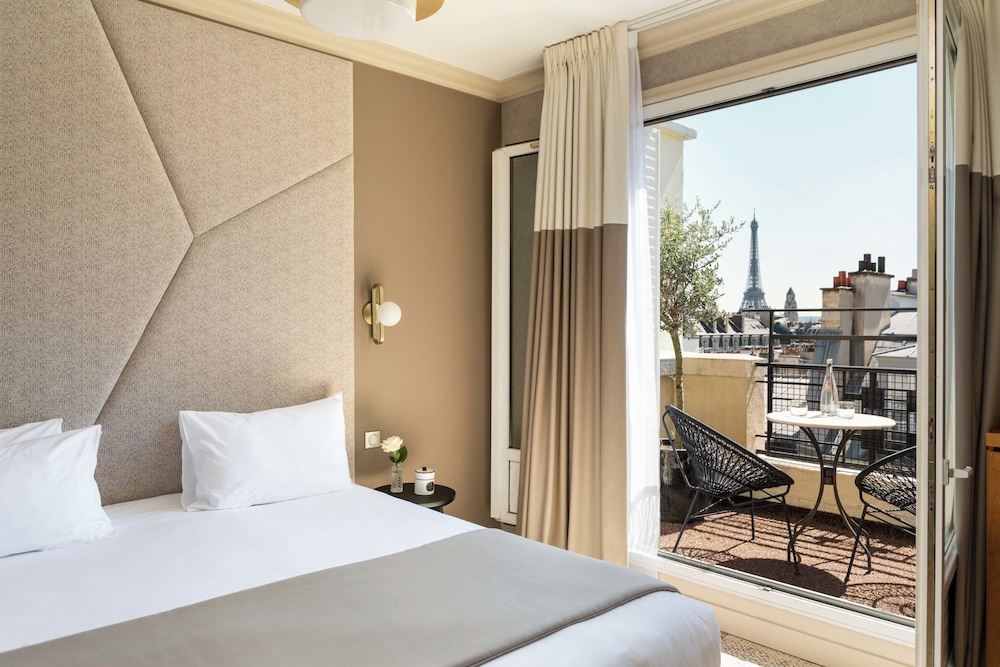Classic, Suite, Queen Bed, Eiffel View