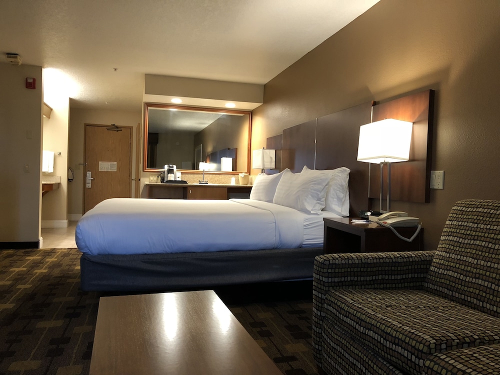 Standard, King Bed, Accessible, Holiday Inn Express Hotel & Suites Corning 4/5