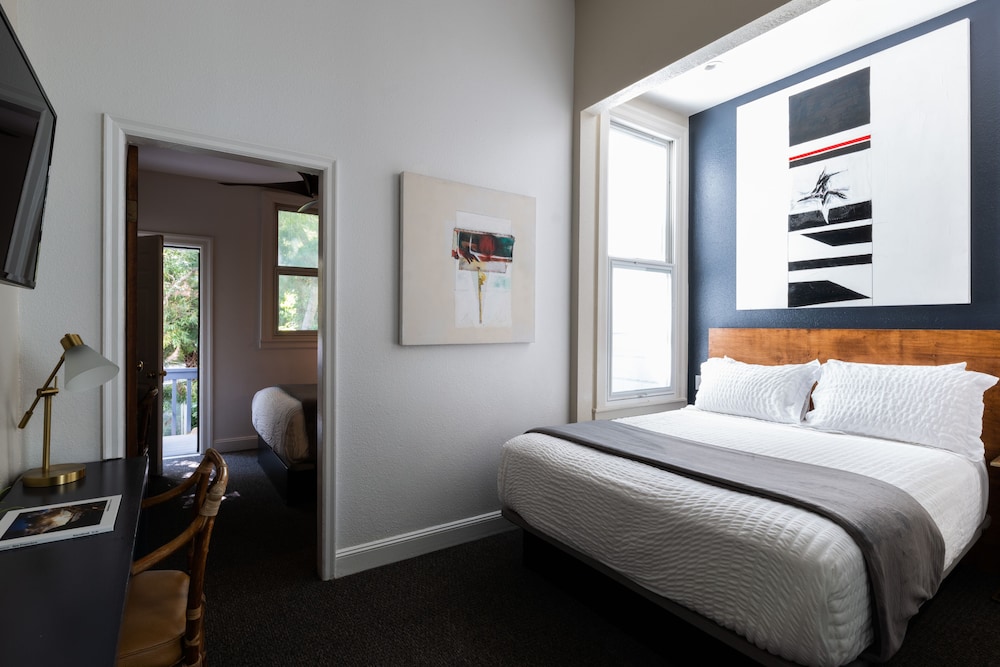 PREMIUM, 2 QUEEN BEDS