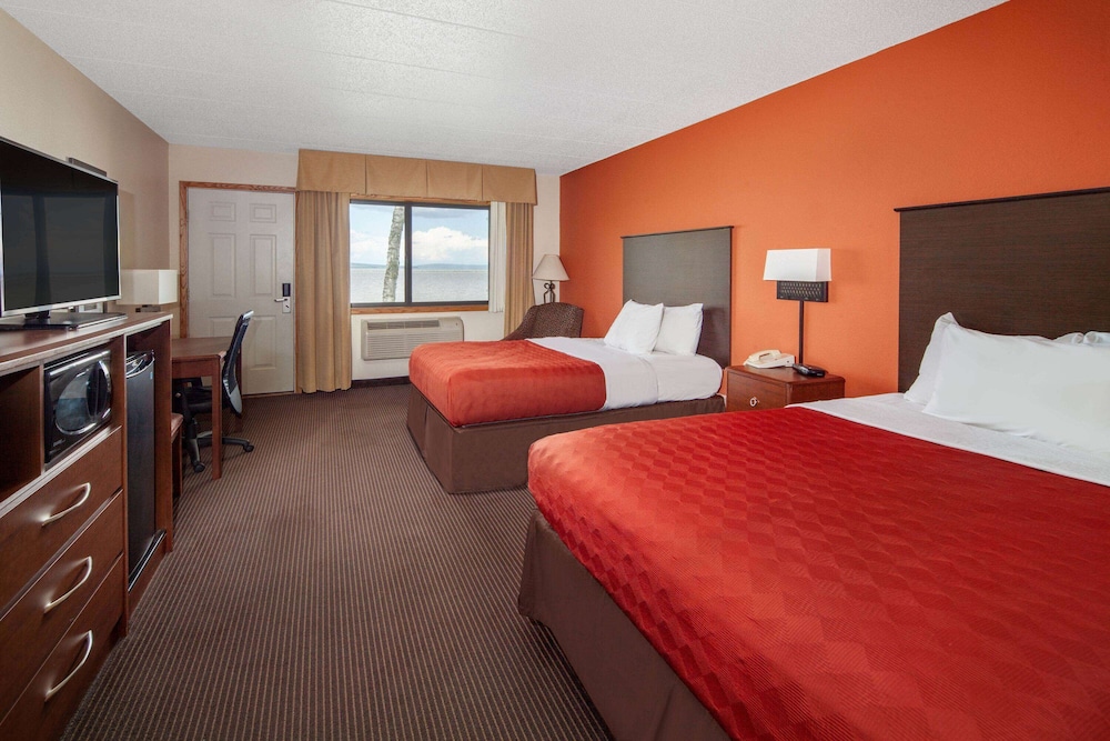 غرفة سوبيريور بسريرين كوين بإطلالة على البحيرة