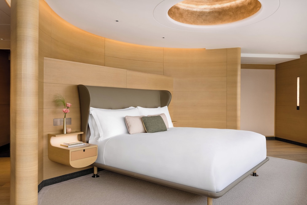 1 Bedroom, Regent, Club, Suite, King Bed, Sea View, Corner