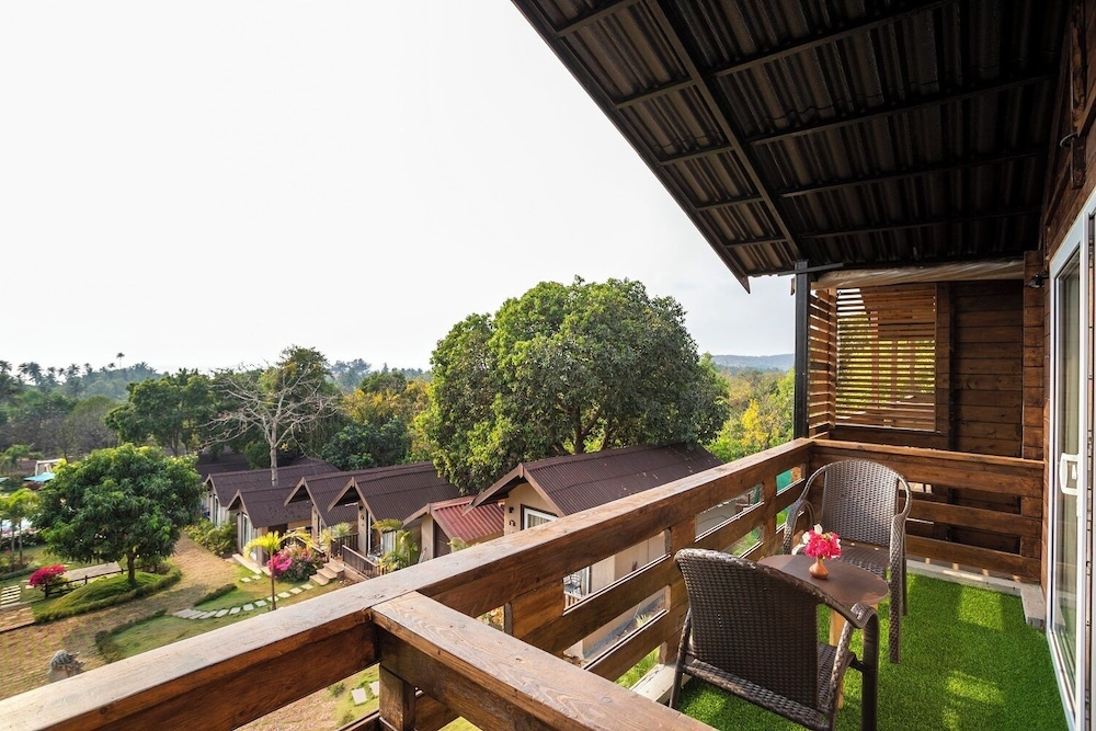 Stone Wood Resort & Spa 25/50