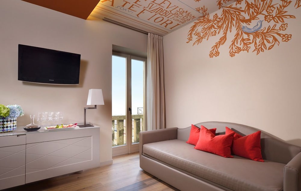 Titano Suites 10/32