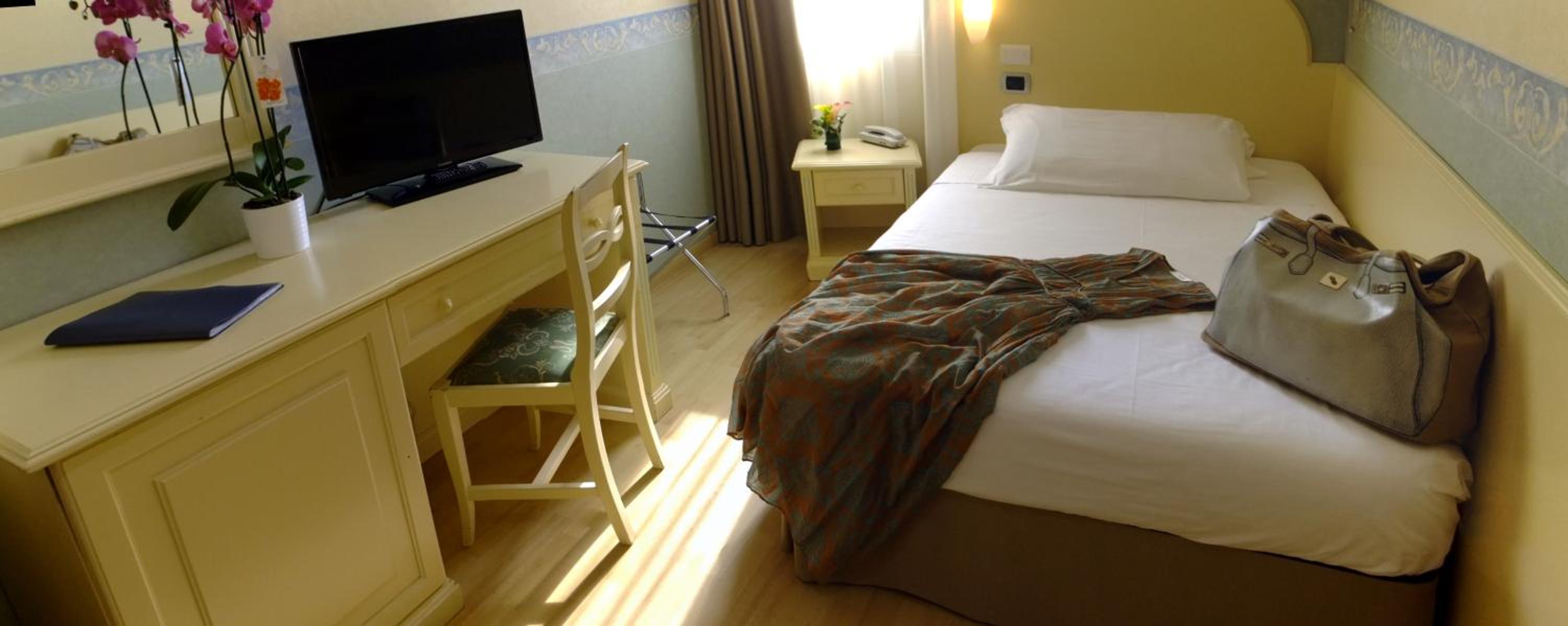 ROOM, SINGLE