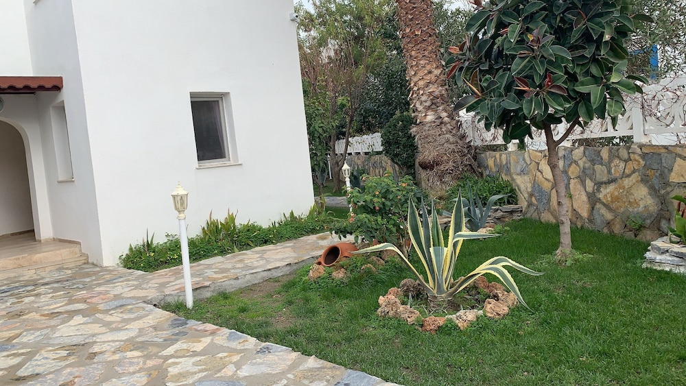 Canna Garden Hotel 43/47