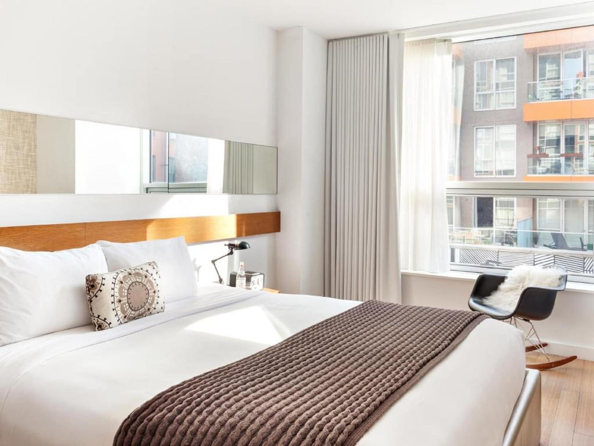 DELUXE, KING BED